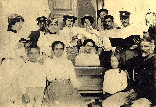 Clase de msica en Cabo Esparte. Emilia Gumpert a la izquierda y su padre a la derecha